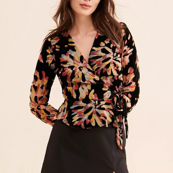 Adelyn Rae Anisse Velvet Wrap Top Black Floral Size XS NWT - Picture 1 of 8
